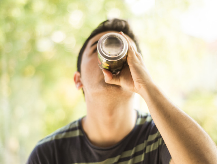 Teenager trinkt einen Energydrink