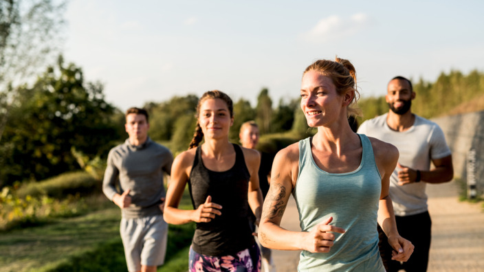 Läufergruppe joggt durch den Park