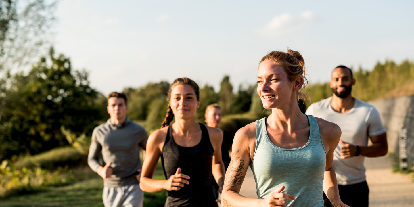 Gruppe von Frauen und Männern beim Joggen