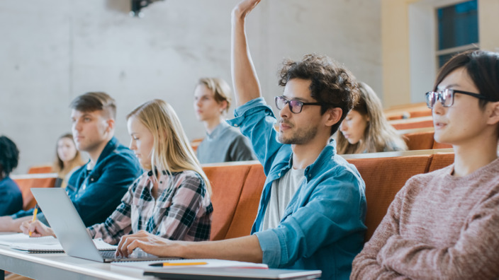 Studenten sitzen während einer Vorlesung im Hörsaal