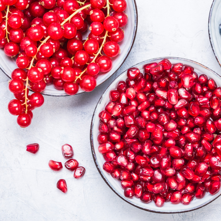 rote Johannisbeerrispen, Granatapfelkerne und Blaubeeren