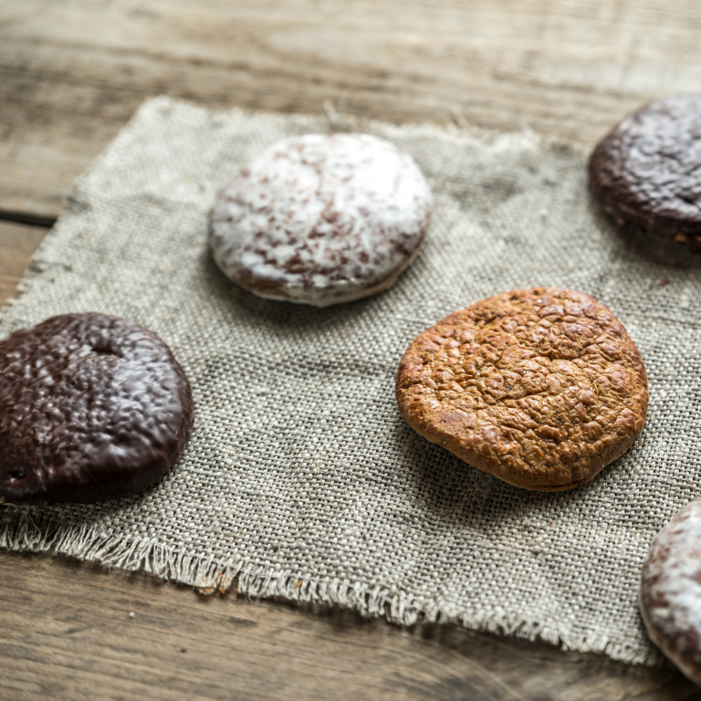 Lebkuchen auf einem Tuch mit Schokoladenguss, Zuckerguss und ohne Guss.