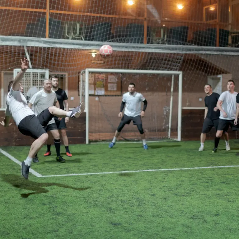 Fußballspieler beim Hallenfußball