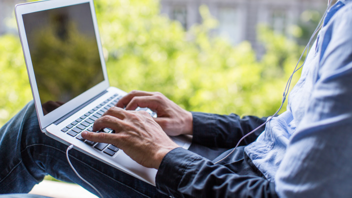 Mann ändert seine Kundendaten auf seinem Laptop