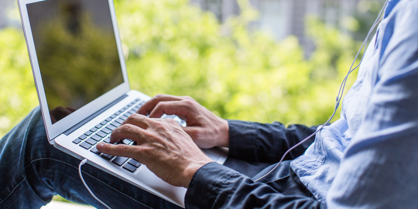 Sitzender Mann mit Laptop