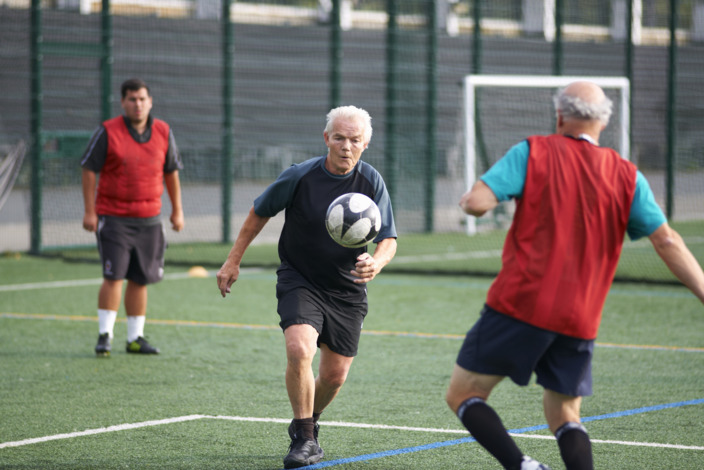 Ältere Männer beim Fußballspielen auf dem Fußballplatz