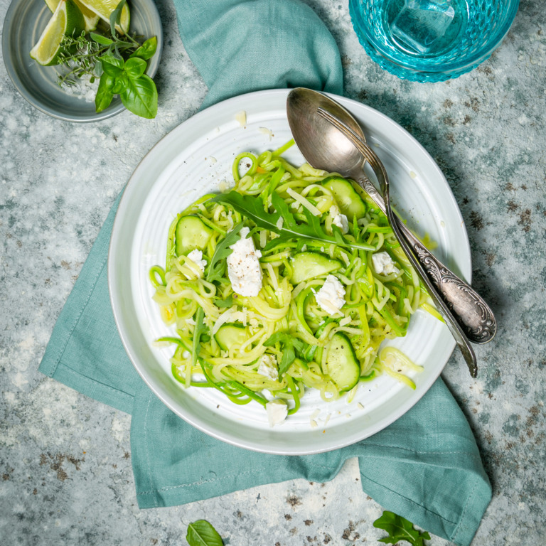 Zoodles mit Zitronen-Feta-Soße