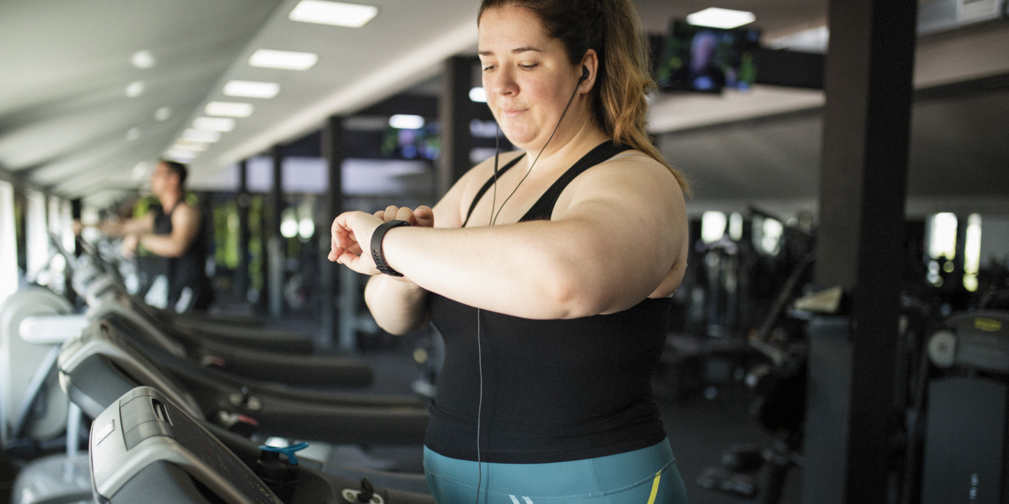 übergewichtige Frau beim Training