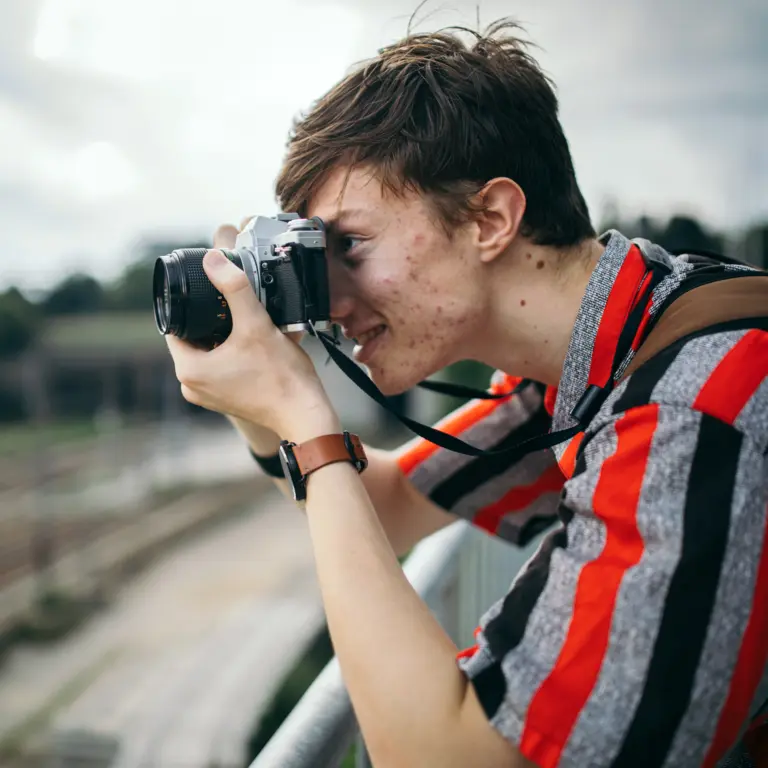 Teenager mit Hautunreinheiten fotografiert etwas