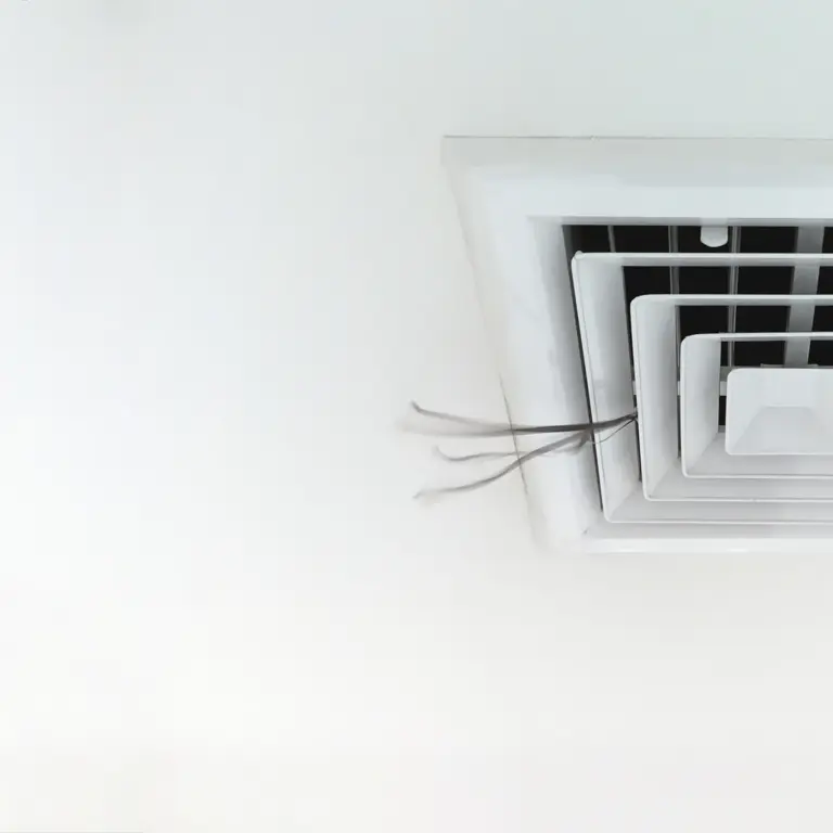 Aus einer Klimaanlage an der Decke eines Büros strömt Luft.
