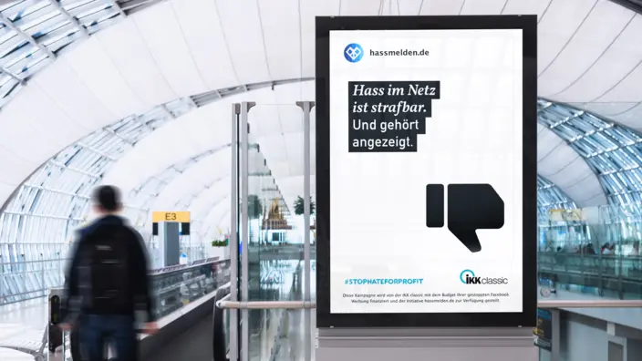 Ein Display mit der Aufschrift "Hass im Netz ist Strafbar. Und gehört angezeigt".