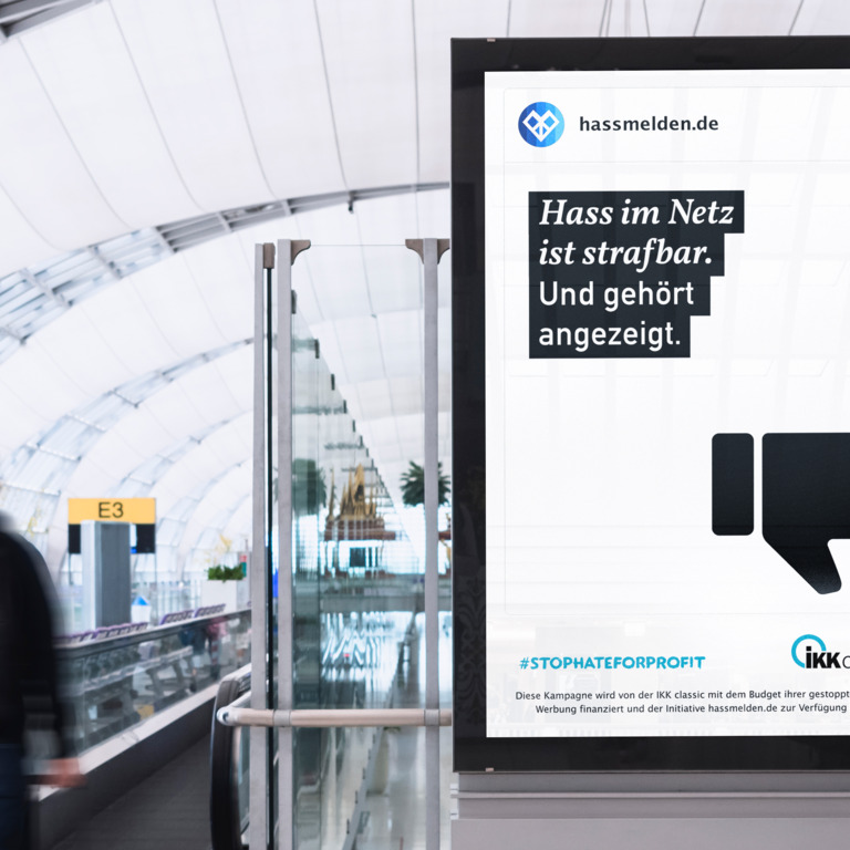 Citylight-Poster mit einem Plakat gegen Cybermobbing von der IKK classic.