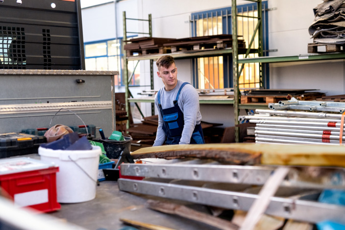 Azubi arbeitet in Werkstatt