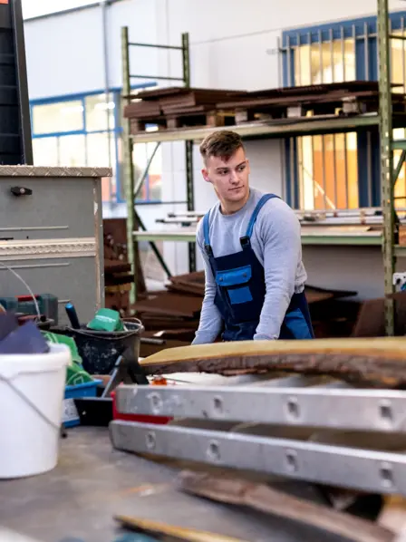 Azubi arbeitet in Werkstatt