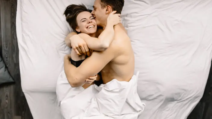 junges Paar hat Spaß im Bett