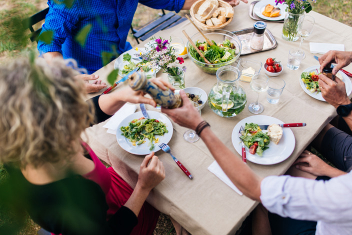 Freunde beim gemeinsamen Essen im Garten