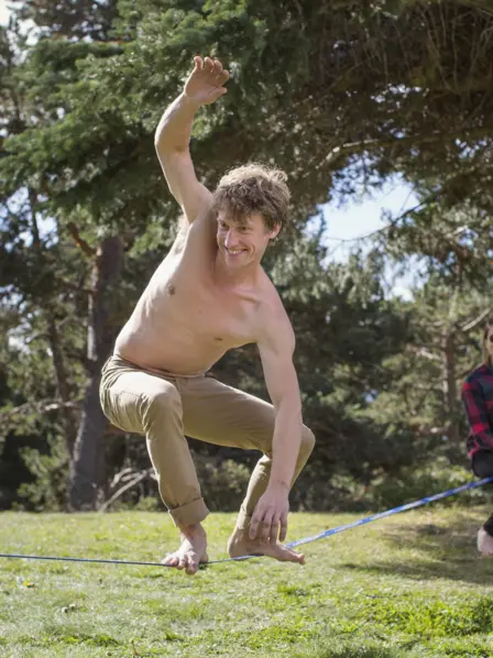 junger Mann beim Slacklinen im Park