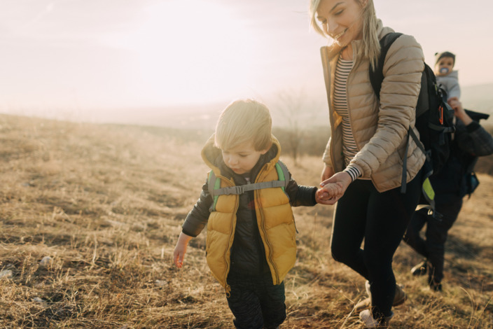 Familie mit kleinen Kindern wandert im Herbst