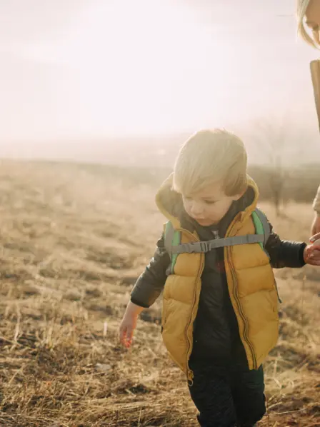Familie mit kleinen Kindern wandert im Herbst