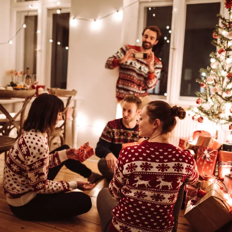 Freunde öffnen zusammen Weihnachtsgeschenke