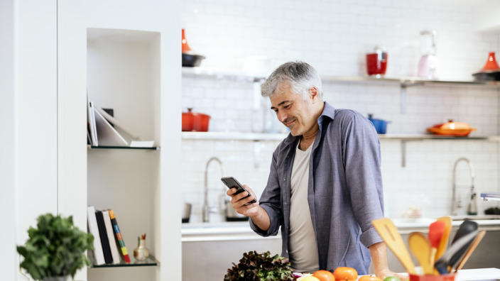 Typ-2-Diabeter checkt seine Werte auf dem Handy