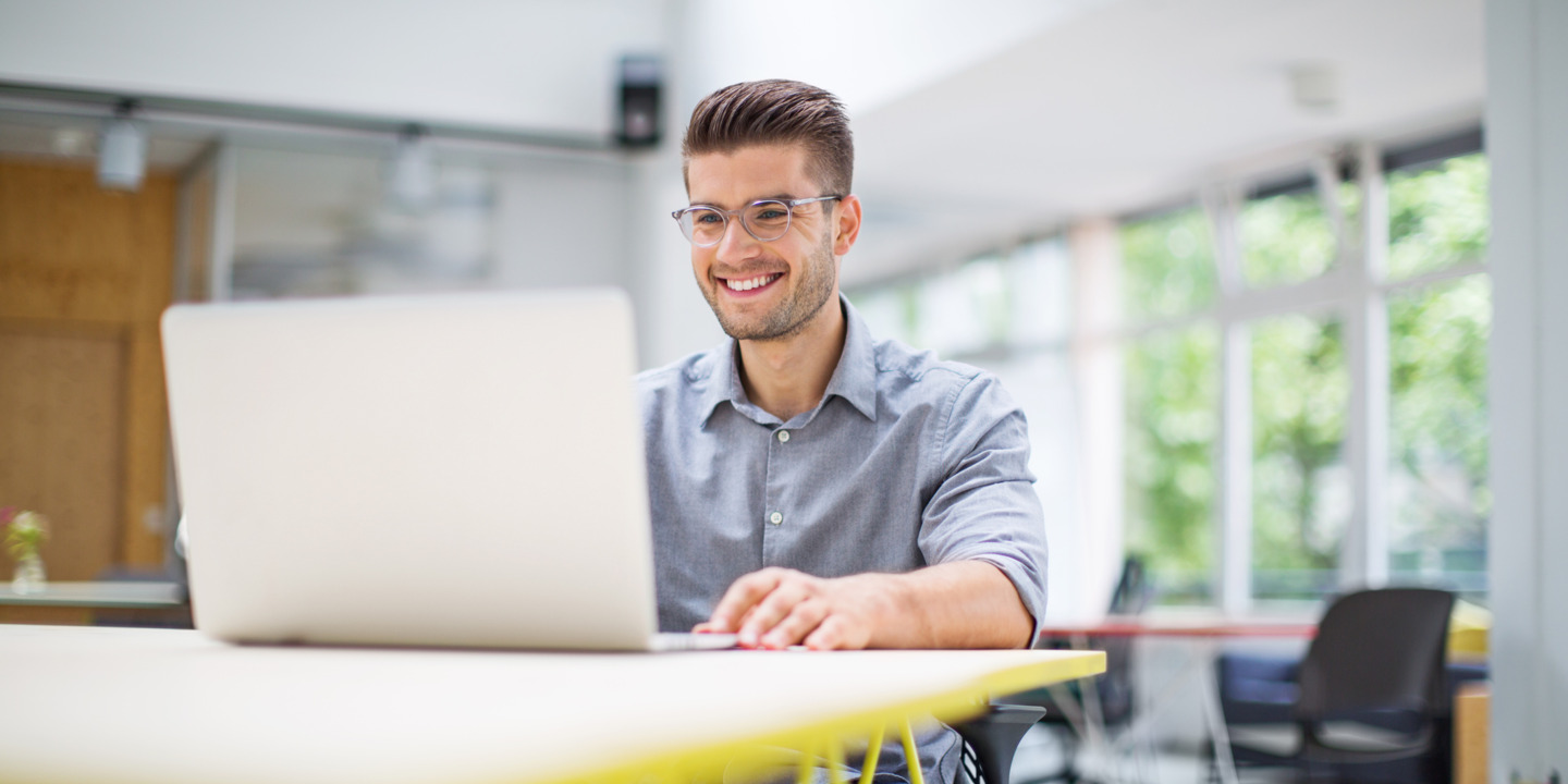 Versicherter prüft mit dem IKK Produkt-Navigator an seinem Laptop, welche passenden Leistungen ihm die IKK classic bietet