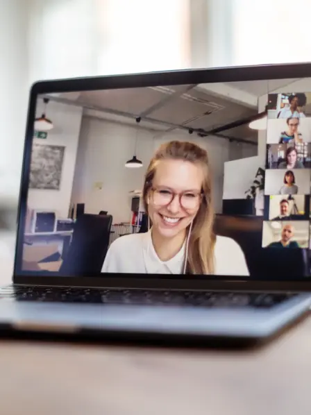 Junge Frau hat ein Vorstellungsgespräch via Videokonferenz.