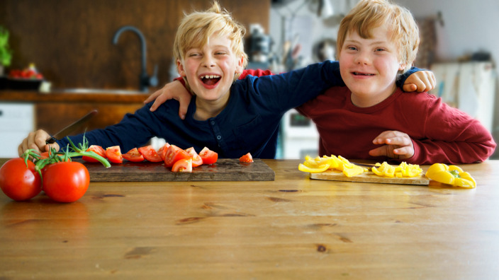 Kinder umarmen sich