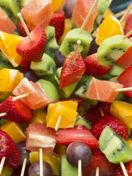 Geschnittenes Obst auf Holzspießen aufgereiht
