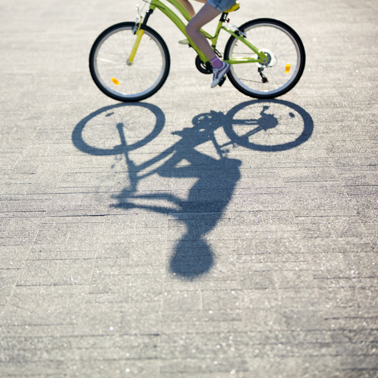 Kind fährt auf dem Fahrrad