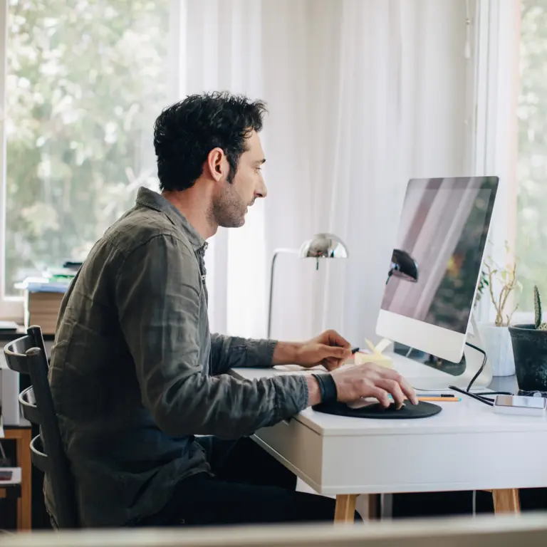 Mann sitzt am Computer Zuhause