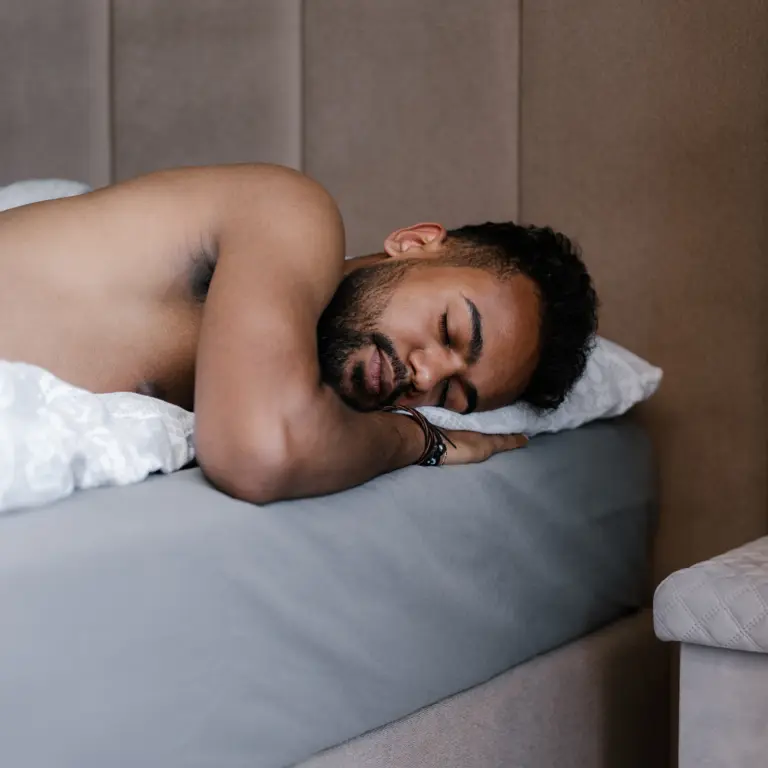 junger Mann liegt im Bett und schläft