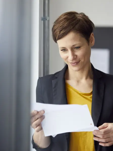 Chefin liest sich ein Arbeitszeugnis durch