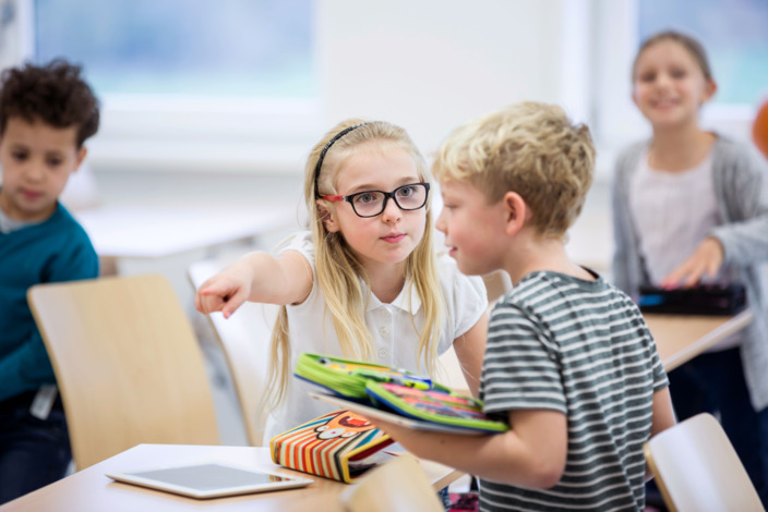 Zwei Schulkinder streiten im Klassenzimmer