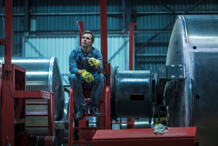 Wiedereingegliederter Handwerker macht eine Pause in der Werkstatt