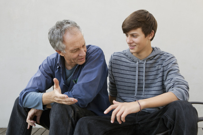 Vater spricht mit seinem Sohn