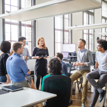 Gruppe von Arbeitskollegen im Gespräch im Büro