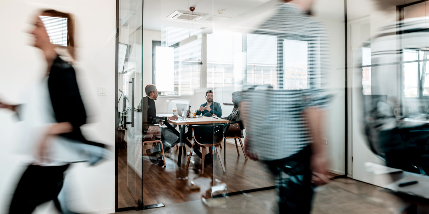 Büro in dem Mitarbeiter hin und herlaufen