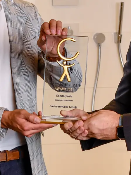 Die Firma Sachsenmaier bekommt den Corporate Health Award 2021 überreicht.