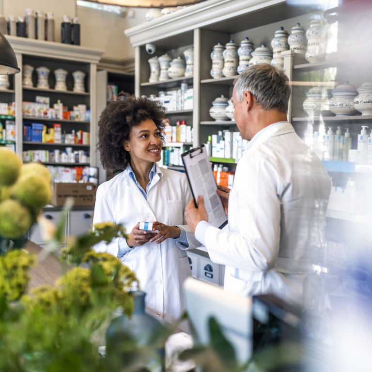 Zwei Apotheker:innen im Gespräch im Laden