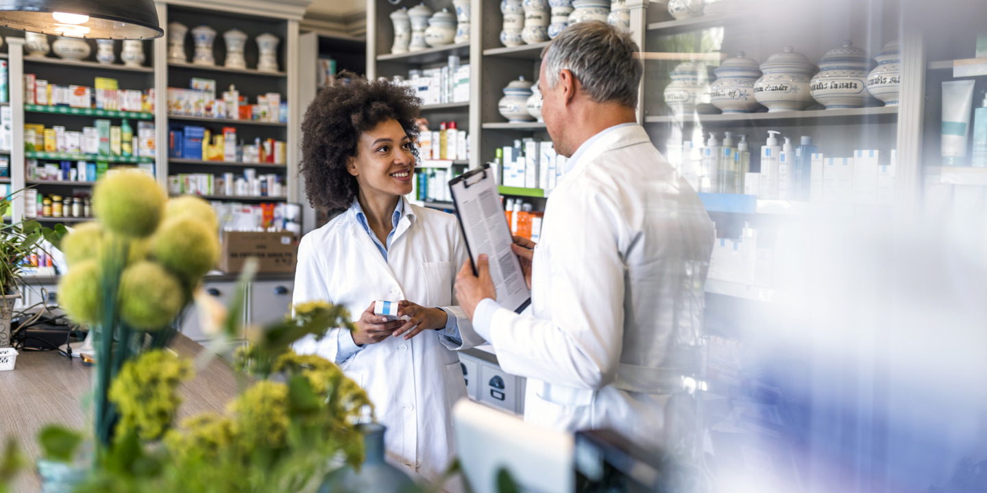 Zwei Apotheker:innen im Gespräch im Laden